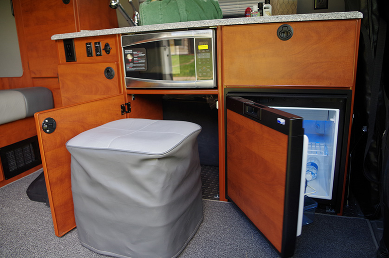 Illustration for article titled Driving The $100,000 Mobile Home Your Fabulous Wife And Redneck Cousin Can Agree On
